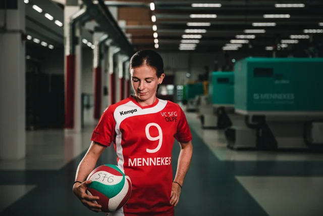 Porträt einer Volleyballspielerin mit Ball